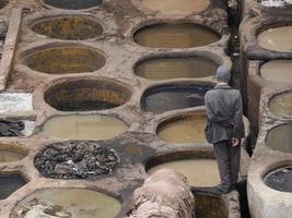 fes, marokko, gerberei luftaufnahme afrika alte tanks der gerbereien des fes mit farbfarbe für leder foto