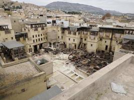 fes, marokko, gerberei luftaufnahme afrika alte tanks der gerbereien des fes mit farbfarbe für leder foto