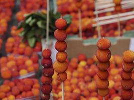 erdbeerbaumfrucht in fes arbutus unedo obst am straßenrand in marokko foto