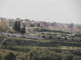 Panoramablick auf Meknès, eine Stadt in Marokko, die im 11. Jahrhundert von den Almoraviden gegründet wurde foto