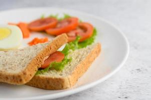 gekochtes Ei mit Tomaten und Karotten foto