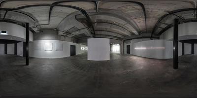 nahtloses sphärisches hdri 360-Panorama im dunklen Innenraum eines großen leeren Raums als Lager, Hangar oder Galerie mit Scheinwerfern in gleichwinkliger Projektion. vr ar-konzept foto