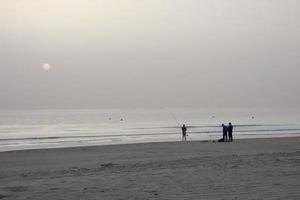 sonnenuntergang über dem meer, sonnenuntergang im herbst am strand von zahara de los atunes, cadiz, andalusien, spanien foto