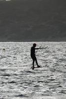 Windsurfen, Kitesurfen, Wasser- und Windsport mit Segeln oder Drachen foto