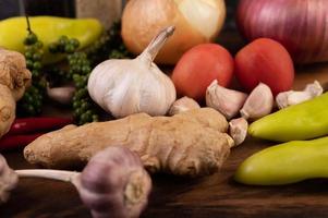 Nahaufnahme von Ingwer, Chili, Knoblauch und frischen Pfeffersamen foto