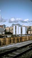Madrid, Spanien, 2020 - weißes Betongebäude unter blauem Himmel während des Tages foto
