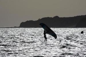 Windsurfen, Kitesurfen, Wasser- und Windsport mit Segeln oder Drachen foto