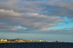 bewölkter Himmel am Meer foto