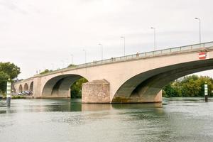 Brücke über den Fluss foto
