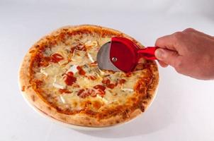 handschneiden einer pizza foto