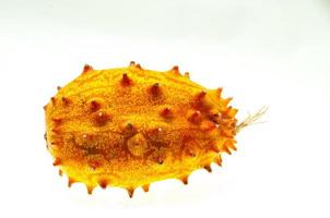 isolierte Kiwano-Frucht foto