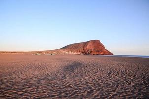 Verlassener Strand bei Sonnenuntergang foto