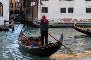 Nicht identifizierte Personen in einer Gondel in Venedig, Italien foto