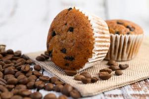 Bananen-Cupcakes gemischt mit Schokoladenstückchen auf einem weißen Teller foto