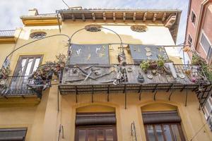 Valencia Gebäudefenster und Balkon mit lustigen Gegenständen foto