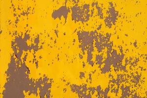 Gelbe Stahlplatte, raue Oberfläche, abblätternde Farbe, mit rostiger Stahlstruktur. abstrakter Hintergrund. foto