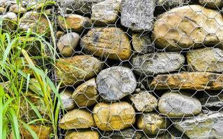 Steine Felsen hinter einem Netz in Mexiko festgesteckt. foto