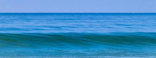 extrem riesige große surferwellen am strand puerto escondido mexiko. foto