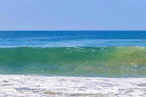 extrem riesige große surferwellen am strand puerto escondido mexiko. foto