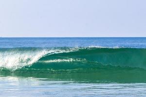 extrem riesige große surferwellen am strand puerto escondido mexiko. foto