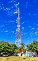 rot weiß 5g turm strahlung in puerto escondido mexiko. foto