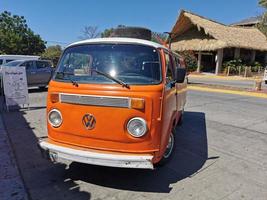 puerto escondido oaxaca mexiko 2023 verschiedene kleinbusse transporter transporter fahrzeuge autos in puerto escondido mexiko. foto