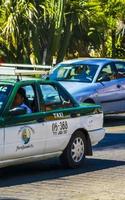 puerto escondido oaxaca mexiko 2023 grünes buntes taxiauto in puerto escondido mexiko. foto