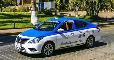 puerto escondido oaxaca mexiko 2023 buntes türkisblaues taxi auto in puerto escondido mexiko. foto