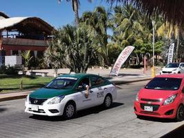 puerto escondido oaxaca mexiko 2023 grünes buntes taxiauto in puerto escondido mexiko. foto