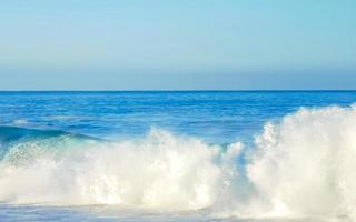 extrem riesige große surferwellen am strand puerto escondido mexiko. foto