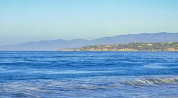 strand sand blaues wasser riesige surfer wellen puerto escondido mexiko. foto