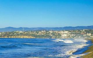 extrem riesige große surferwellen am strand puerto escondido mexiko. foto