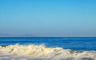 extrem riesige große surferwellen am strand puerto escondido mexiko. foto