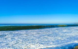 extrem riesige große surferwellen am strand puerto escondido mexiko. foto