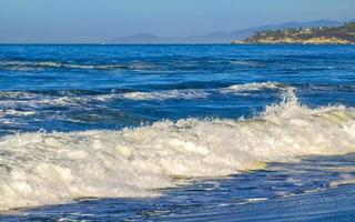 extrem riesige große surferwellen am strand puerto escondido mexiko. foto