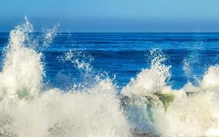 extrem riesige große surferwellen am strand puerto escondido mexiko. foto