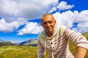 junger wanderer und berge landschaftspanorama rondane nationalpark norwegen. foto