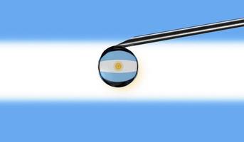 impfspritze mit tropfen auf der nadel vor dem hintergrund der nationalflagge von argentinien. medizinisches Konzept Impfung. coronavirus sars-cov-2 pandemieschutz. Nationale Sicherheitsidee. foto