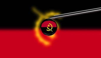 Impfstoffspritze mit Tropfen auf der Nadel vor dem Hintergrund der Nationalflagge von Angola. medizinisches Konzept Impfung. coronavirus sars-cov-2 pandemieschutz. Nationale Sicherheitsidee. foto