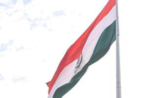 Indien-Flagge, die hoch am Connaught-Platz mit Stolz auf den blauen Himmel fliegt, Indien-Flagge flattert, indische Flagge am Unabhängigkeitstag und Tag der Republik Indien, Schuss nach oben geneigt, indische Flagge schwenkend, Har Ghar Tiranga foto