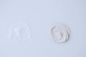 kosmetische creme isoliert auf weißem hintergrund, organische schönheitskosmetik, home spa, flacher hintergrund foto