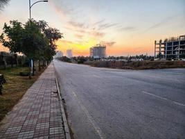 sonnenuntergangszeit mit gebäuden und straßenansicht foto