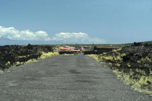 lajido dorf pico insel azoren schwarze lava häuser rote fenster foto