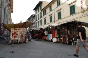 Florenz, Italien - 1. September 2018 - Leute, die auf dem Ledermarkt der Altstadt kaufen foto