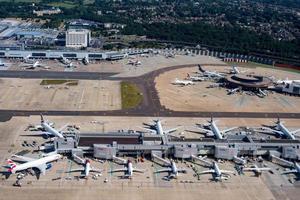 London, England - 13. Juli 2017 - Flughafen Gatwick vor der Landung foto