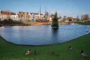 cuxhaven alte hafenstadt see mit weihnachtsbaum foto