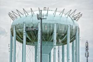 Wasserturm im grauen Himmelshintergrund foto