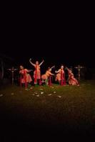 javanische Tänzer mit schönem Make-up und traditioneller Tracht, während sie den traditionellen Tanz auf der Bühne tanzen foto