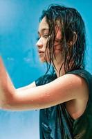 asiatische frauen, die mit dem spielen des wassers im weißen waschbecken meditieren foto