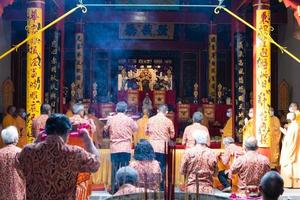 bandung city, indonesien, 2022 - die gemeinde betet gemeinsam mit den mönchen am buddhistischen altar foto